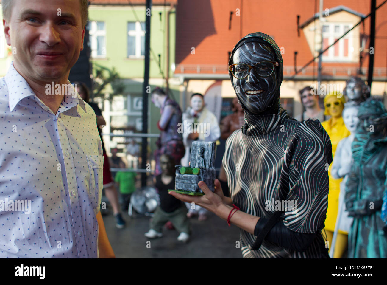 Szamotuly, Polonia. 3° giu, 2018. Il festival di strada di Single è un evento straordinario con straordinaria gli ospiti. Che cosa significa? Una speciale e inusuale, unico, unico, accattivanti, straordinario, unico e impareggiabile, non come un altro. Un tale festival. Tali artisti. Un tale pubblico. Posto come quello. Appena un UFO! Credito: Slawomir Kowalewski/Alamy Live News Foto Stock