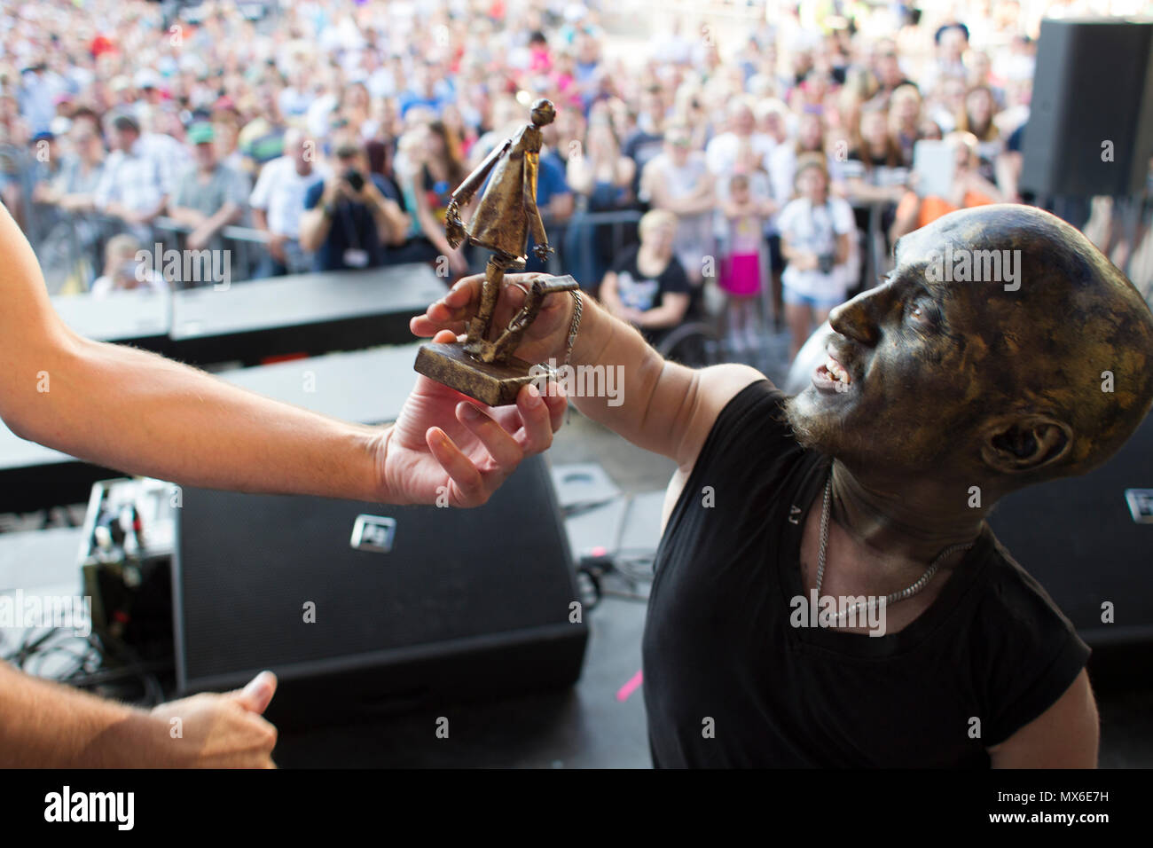 Szamotuly, Polonia. 3° giu, 2018. Il festival di strada di Single è un evento straordinario con straordinaria gli ospiti. Che cosa significa? Una speciale e inusuale, unico, unico, accattivanti, straordinario, unico e impareggiabile, non come un altro. Un tale festival. Tali artisti. Un tale pubblico. Posto come quello. Appena un UFO! Credito: Slawomir Kowalewski/Alamy Live News Foto Stock