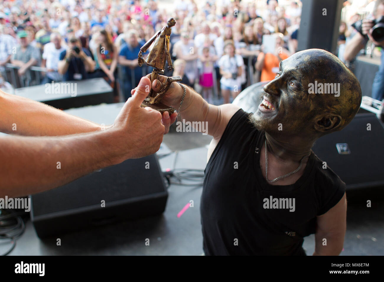 Szamotuly, Polonia. 3° giu, 2018. Il festival di strada di Single è un evento straordinario con straordinaria gli ospiti. Che cosa significa? Una speciale e inusuale, unico, unico, accattivanti, straordinario, unico e impareggiabile, non come un altro. Un tale festival. Tali artisti. Un tale pubblico. Posto come quello. Appena un UFO! Credito: Slawomir Kowalewski/Alamy Live News Foto Stock