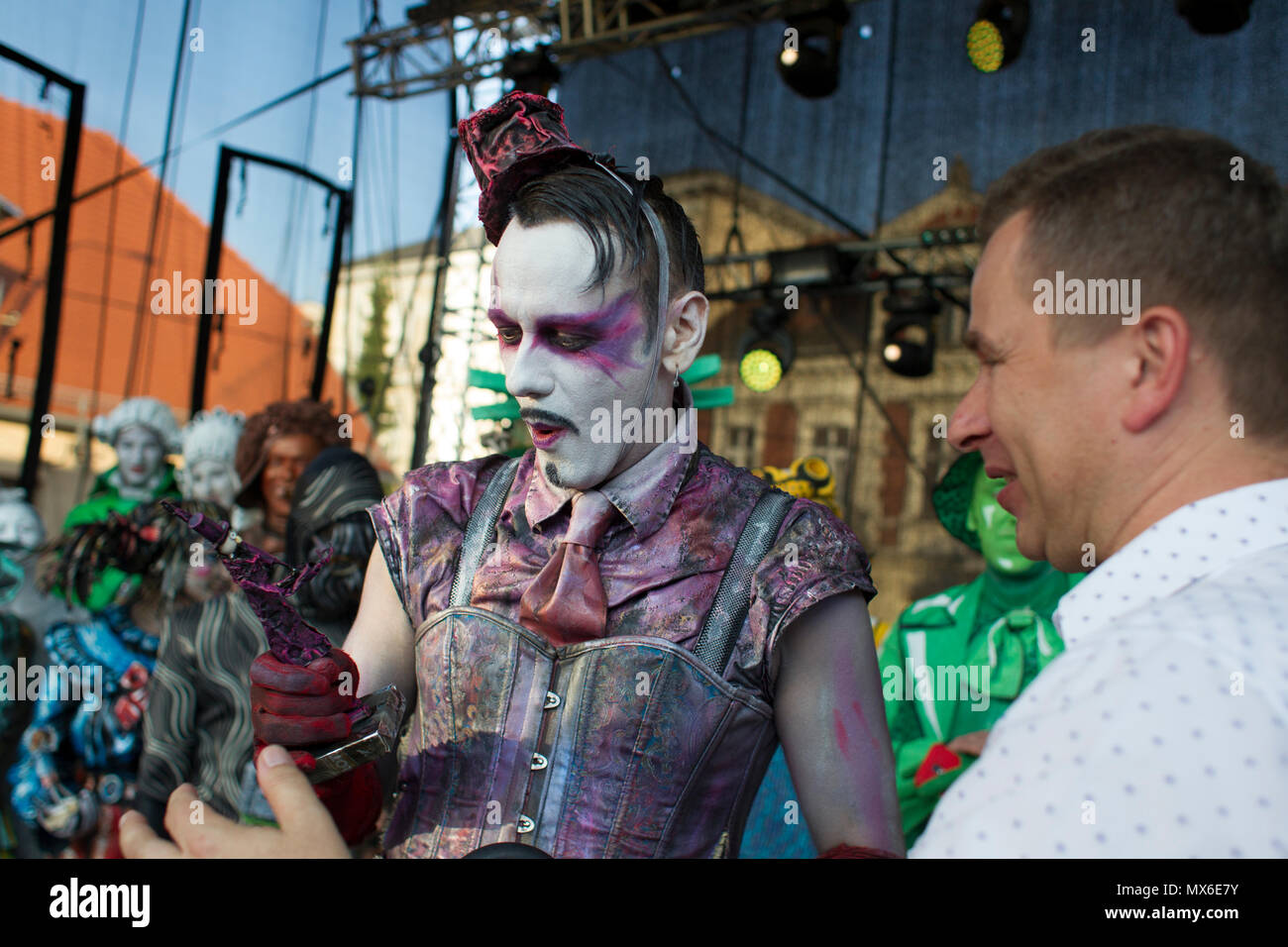 Szamotuly, Polonia. 3° giu, 2018. Il festival di strada di Single è un evento straordinario con straordinaria gli ospiti. Che cosa significa? Una speciale e inusuale, unico, unico, accattivanti, straordinario, unico e impareggiabile, non come un altro. Un tale festival. Tali artisti. Un tale pubblico. Posto come quello. Appena un UFO! Credito: Slawomir Kowalewski/Alamy Live News Foto Stock