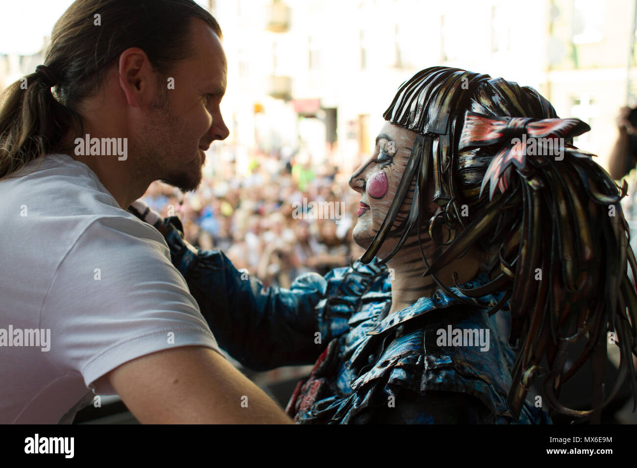 Szamotuly, Polonia. 3° giu, 2018. Il festival di strada di Single è un evento straordinario con straordinaria gli ospiti. Che cosa significa? Una speciale e inusuale, unico, unico, accattivanti, straordinario, unico e impareggiabile, non come un altro. Un tale festival. Tali artisti. Un tale pubblico. Posto come quello. Appena un UFO! Credito: Slawomir Kowalewski/Alamy Live News Foto Stock