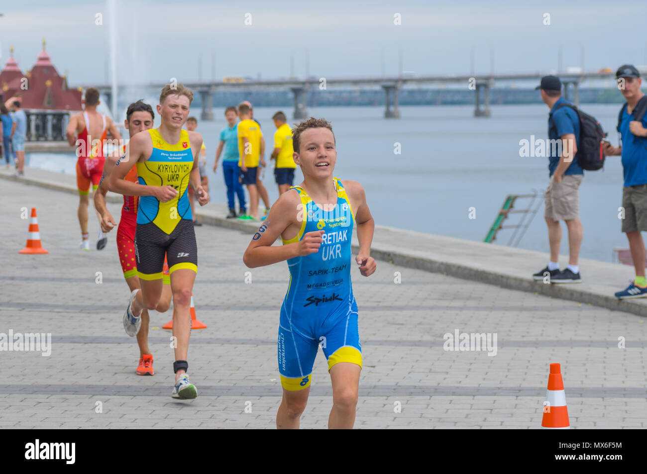 Dnipro, Ucraina. 3° giu, 2018.Competitors acceso a uomini della corsa durante il Dnipro ETU Triathlon Junior European Cup, Giugno 03, 2018 Dnipro, Ucraina. Credito: Yuri Kravchenko/Alamy Live News Foto Stock