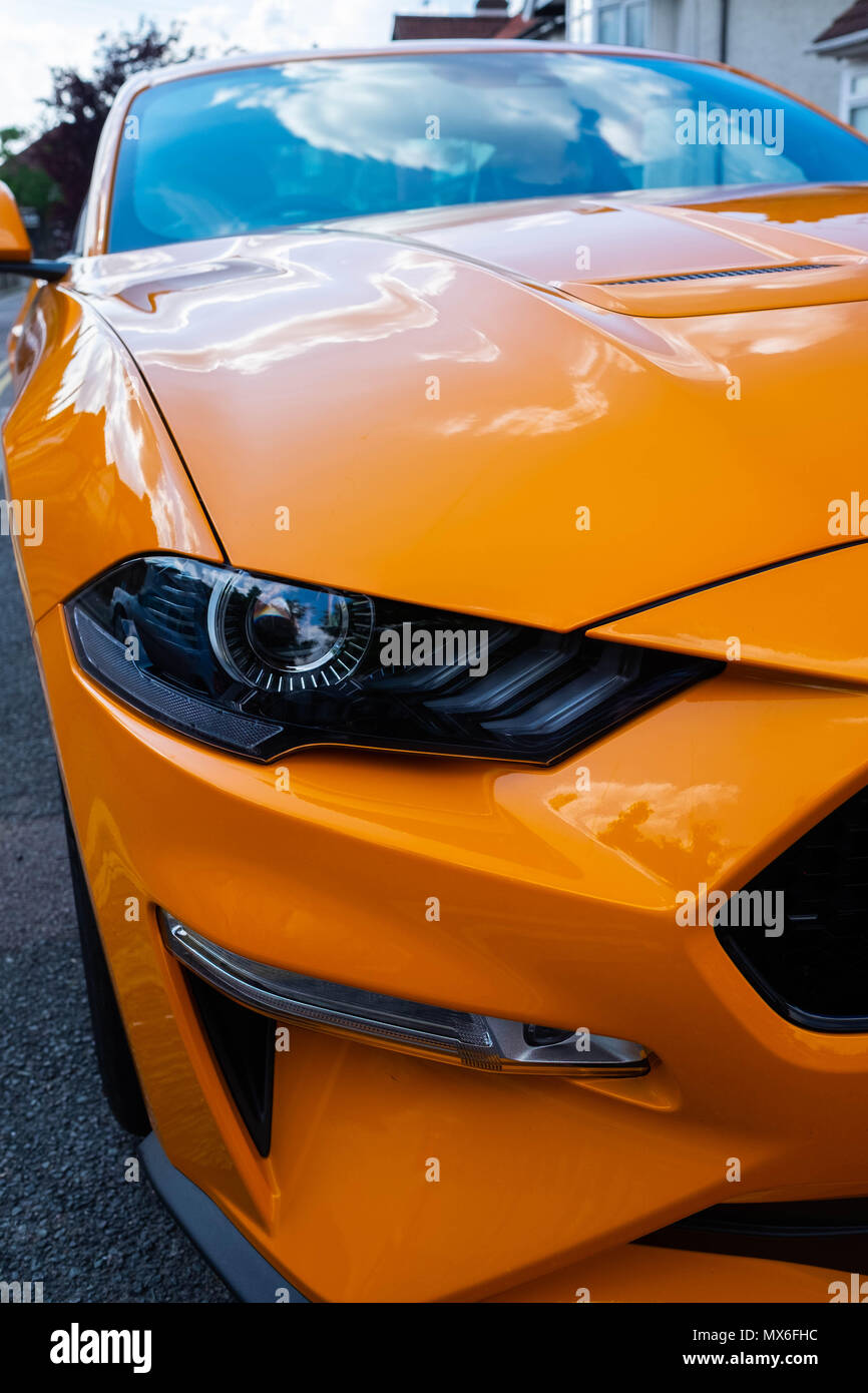 Londra, Inghilterra. Il 3 giugno 2018. Motoring news. Il solo orange Ford Mustang nel paese di proprietà di Eugene anello è per le strade di Harrow oggi. © Tim anello/Alamy Live News Foto Stock