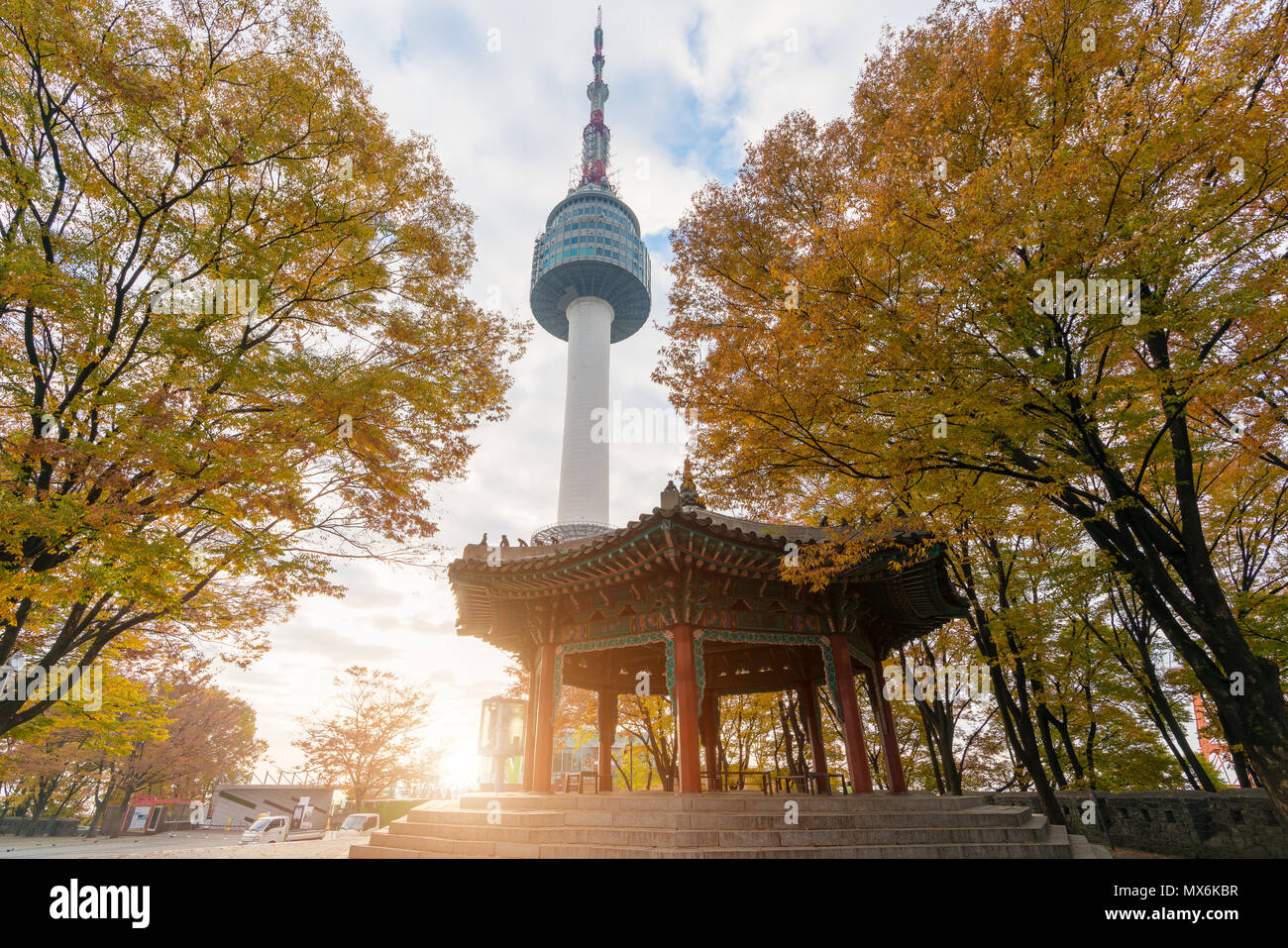 Torre di Seoul con il rosso e il Giallo autunno foglie di acero di monte Namsan in Corea del Sud. Foto Stock