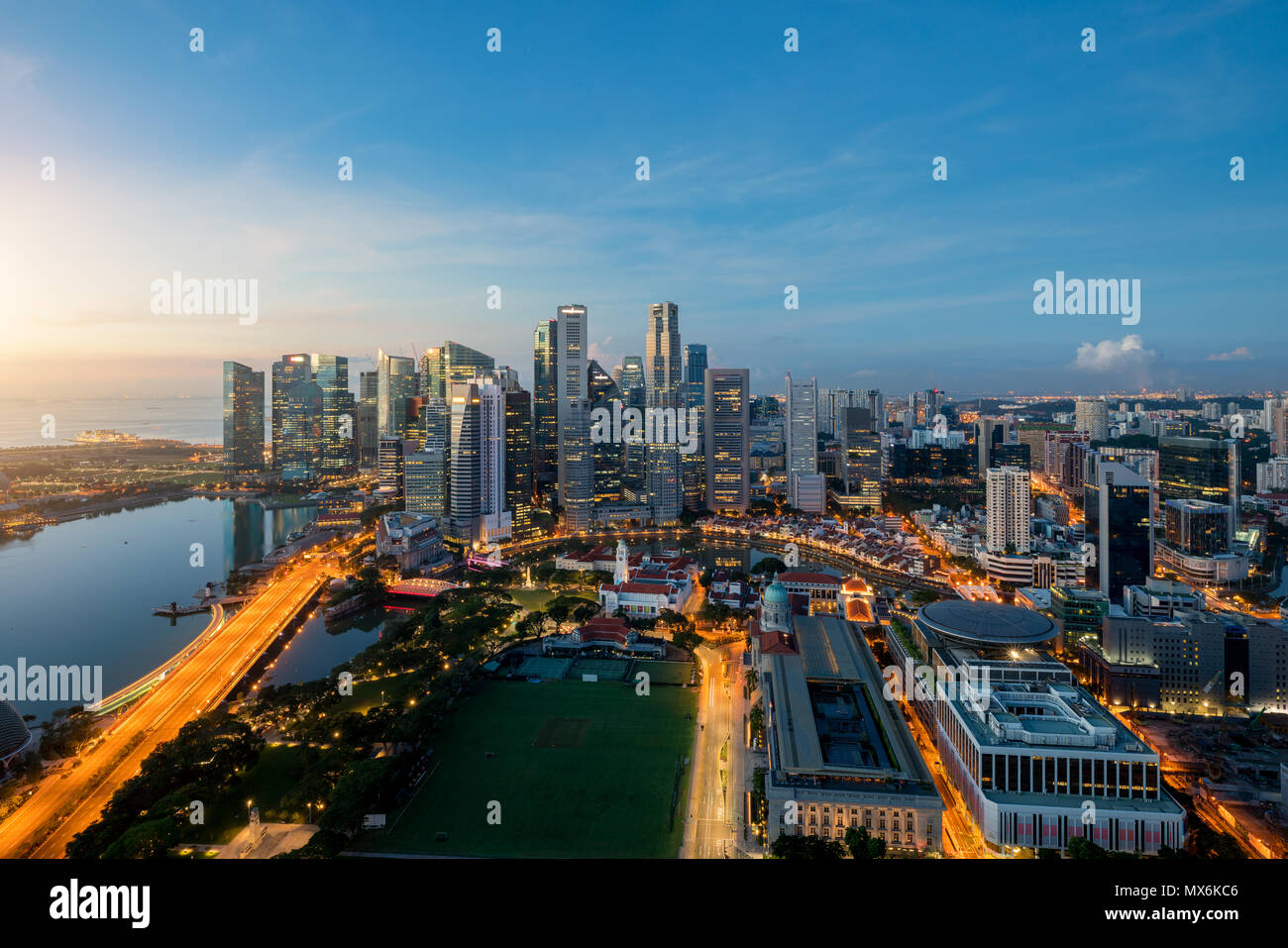 Vista aerea di Singapore al quartiere degli affari della città e al crepuscolo in Singapore, in Asia. Foto Stock