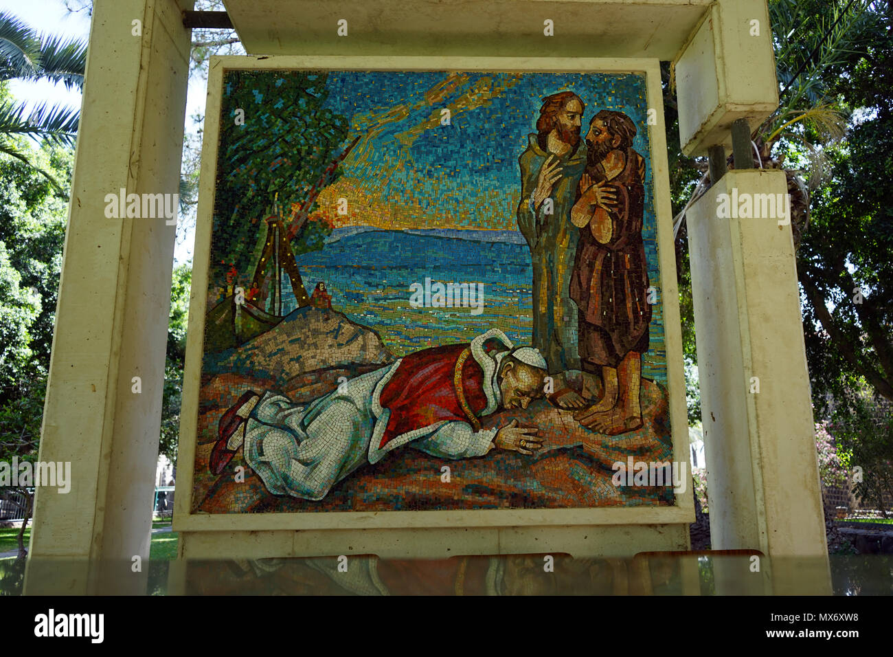 TABGHA, Israele - circa nel maggio 2018 immagini a colori nel cortile vicino alla chiesa del primato di san Pietro Foto Stock