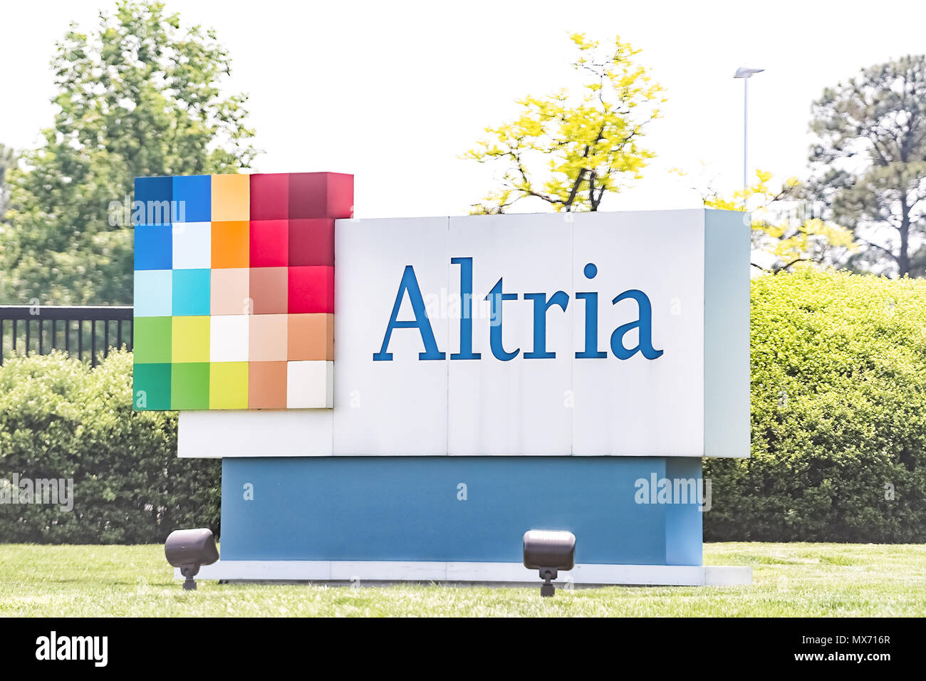 Richmond, Stati Uniti d'America - 14 Maggio 2018: Altria office sign in Virginia città capitale del tabacco closeup business da strada, società madre di Philip Morris Foto Stock