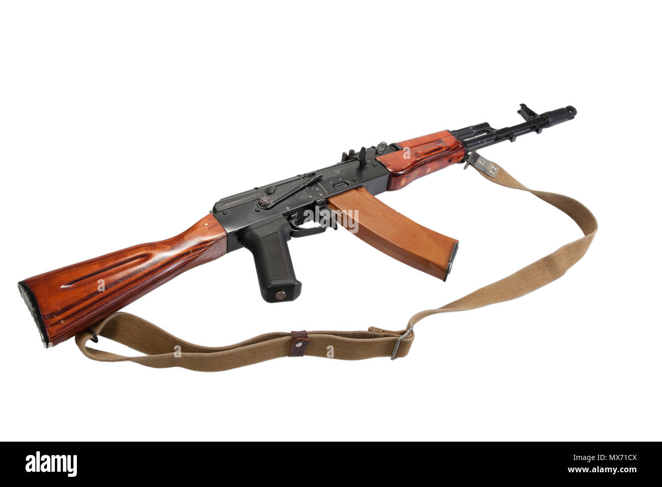 Kalashnikov fucile da assalto AK-74 isolato su uno sfondo bianco Foto Stock