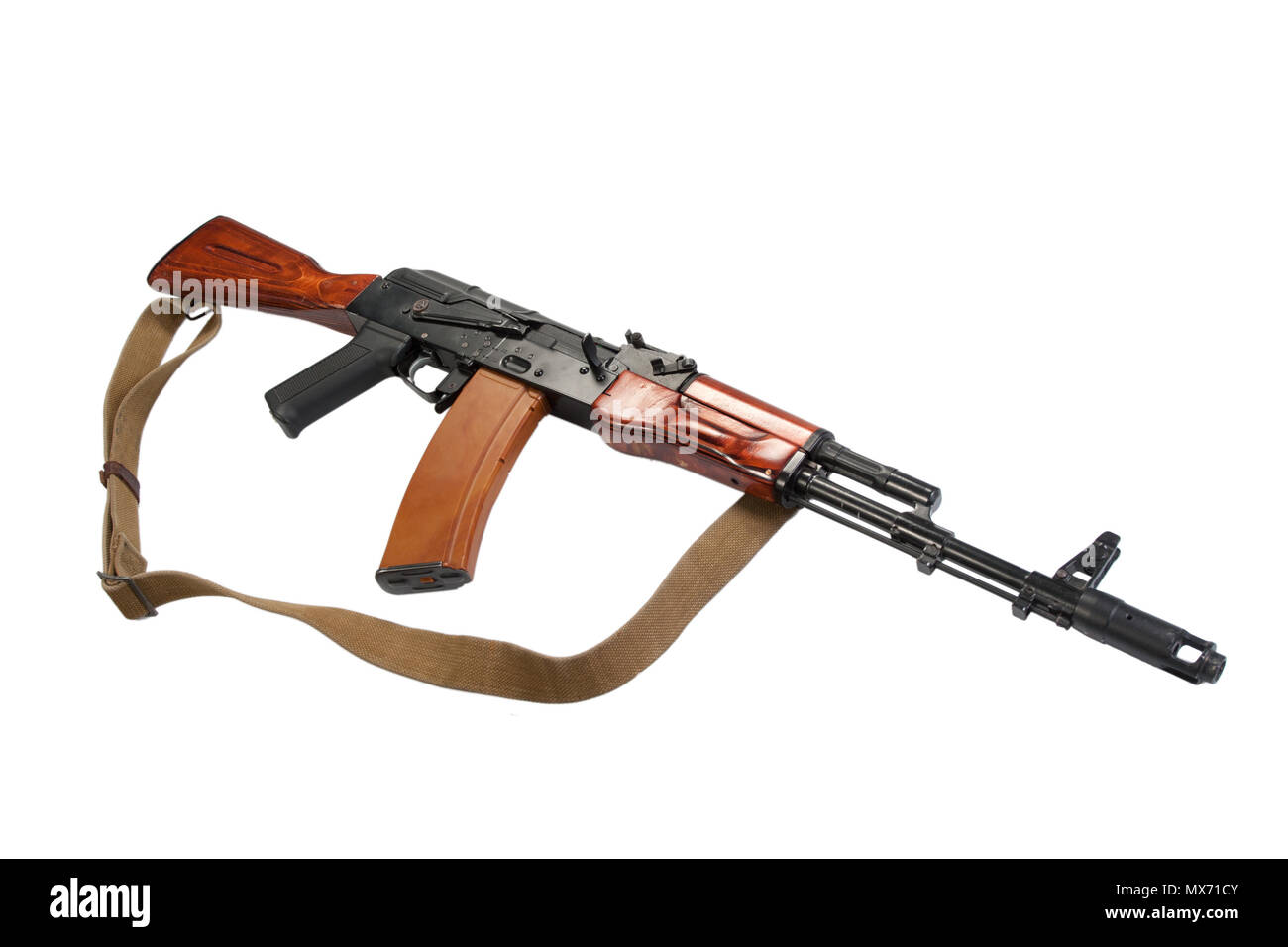 Kalashnikov fucile da assalto AK-74 isolato su uno sfondo bianco Foto Stock
