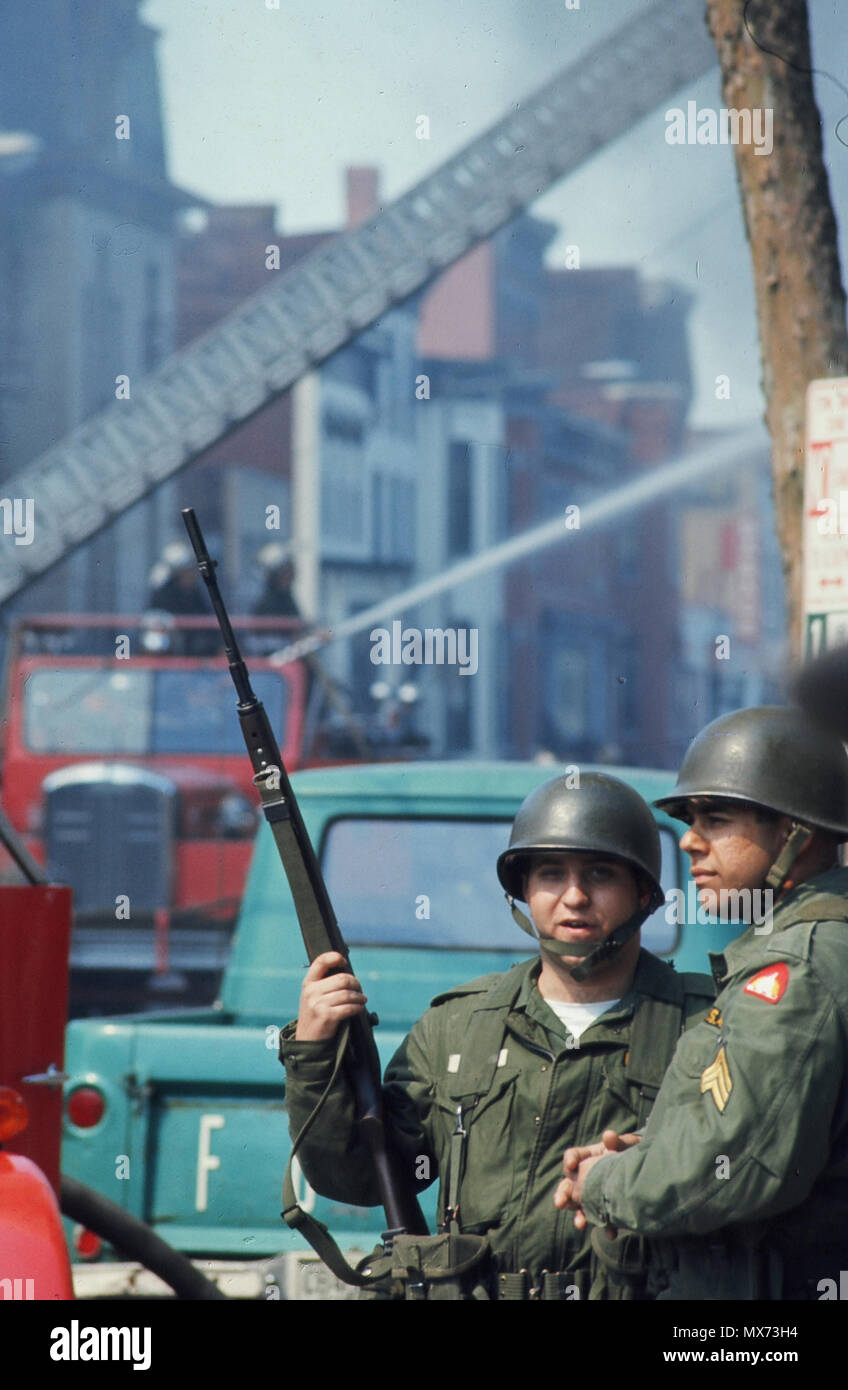 Washington, DC 1968/01/28 nazionali di soldati di guardia parlare sulla quattordicesima strada durante le sommosse in Washington, DC in aprile 1968, fotografia di Dennis Brack BBBs 20 Foto Stock