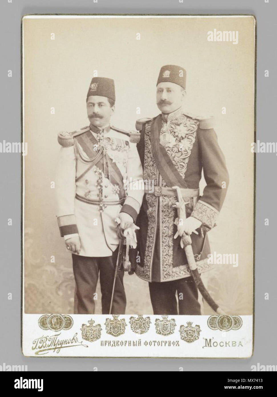 . Due Royal ufficiali nel pieno uniforme, uno di 274 fotografie vintage . tra il 1876 e il 1925 102 Brooklyn Museum - Due Royal ufficiali in uniforme completa uno di 274 fotografie vintage Foto Stock