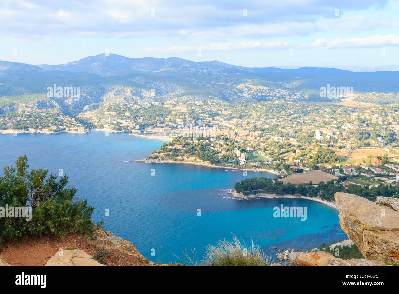 Cassis vista dal Capo Canaille top, Francia. Bellissimo paesaggio francese. Foto Stock