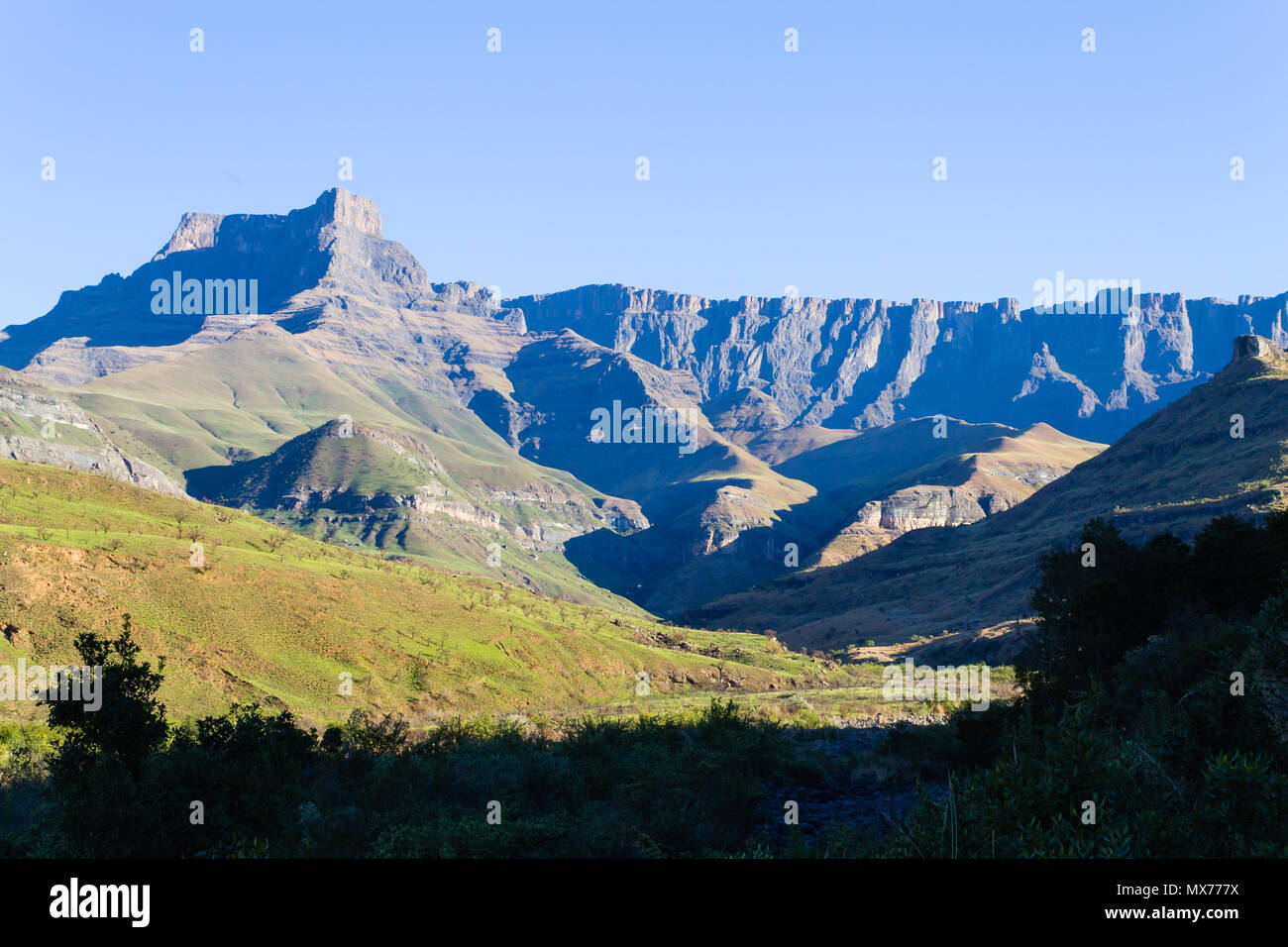 South African landmark, Anfiteatro dal Royal Natal National Park. Drakensberg montagne paesaggio. Picchi superiore Foto Stock