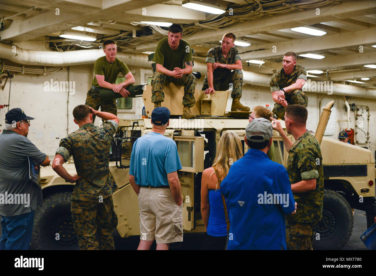 PORT EVERGLADES, Fla. - Marines spiegare il valore dell'Up-Armored Humvee per i membri della Comunità il 2 maggio 2017, durante il ventisettesimo flotta annuale Settimana Port Everglades. Quest'anno la settimana della flotta è maggio 1-7 e coinvolge non solo visite guidate di più navi entro la marina e la Guardia Costiera della flotta, ma anche di più i rapporti della comunità eventi da includere visite per le scuole, ospedali visite e altri impegni in tutta la zona circostante Port Everglades. Più di un centinaio di Marines con II Marine forza expeditionary fuori di Camp Lejeune, N.C., partecipano a eventi. Foto Stock