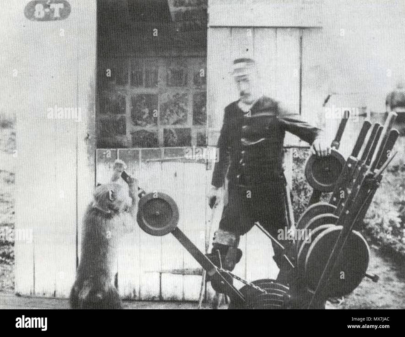 . Inglese: segnalatore a Uitenhage perso le gambe così ha addestrato un babbuino per eseguire il nodo ferroviario. South African Ferrovie. Feb 1884. Cape Colony. Febbraio 1884 e 5 marzo 2012 (originale data di caricamento). Sconosciuto 165 Disabilitato segnalatore con i suoi addestrati assistente di babbuino - Uitenhage railway - Cape Colony 1884 Foto Stock