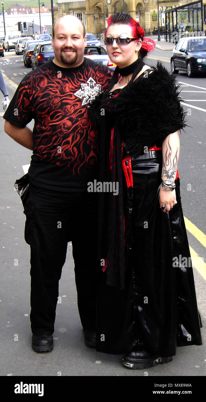 Alternativa con stile - Due Goti pongono per la telecamera durante l annuale Whitby, Yorkshire Regno Unito Festival Goth Foto Stock