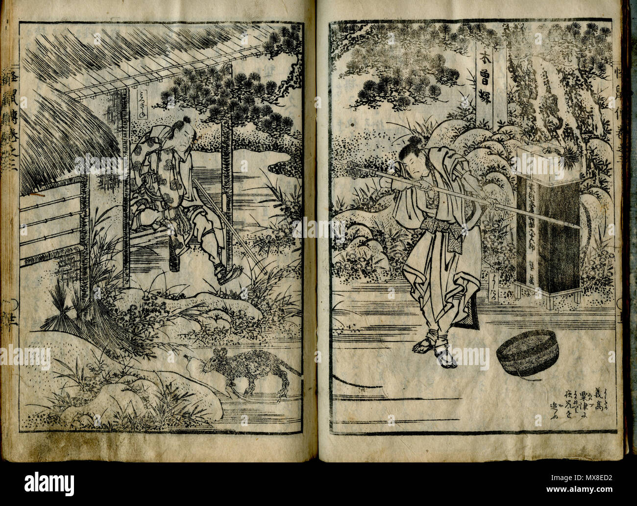 . Inglese: E-hon serie, Titolo: Kuroneko Yamato - Black Cat (di(?) Yamato (mouse infestazione & neko/cat racconto di fantasia), autore in attesa, illustrato da Katsushika Hokusai, pubblicato durante il periodo Edo, circa 1808(?). Scansioni di 3 volumi (03, 08, 09) di un multi-volume (10 vol in totale?) serie. Scansione di prova di 2 pagine a fronte; completo a 2 illustrazione pagina con le didascalie. Woodblock stampa con sumi inchiostro, su sottile Carta washi, pagine sono legate a doppio ripiegato (stampata su un solo lato e poi piegato a metà per creare una "foglia" con la stampa su entrambi i lati). Immagine raffigura 2 uomini (l'eroe(s)?), uno con un spinto Foto Stock
