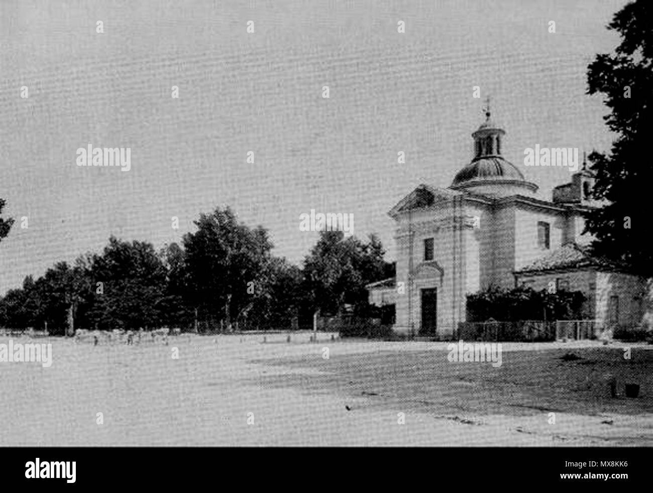 . Exterior de la Ermita de San Antonio de la Florida. Construída en 1797 y monumento nacional desde 1905. Goya pintó los affreschi de la cúpula. En 1928 se construyó n.a. réplica para el culto, evitando con ello que el humo de la velas los deteriorase. De esta forma, la ermita originale se destinó exclusivamente un museo y panteón de Goya. 1890. Questo file è privo di informazioni sull'autore. 194 Ermita de San Antonio de la Florida 1890 Foto Stock