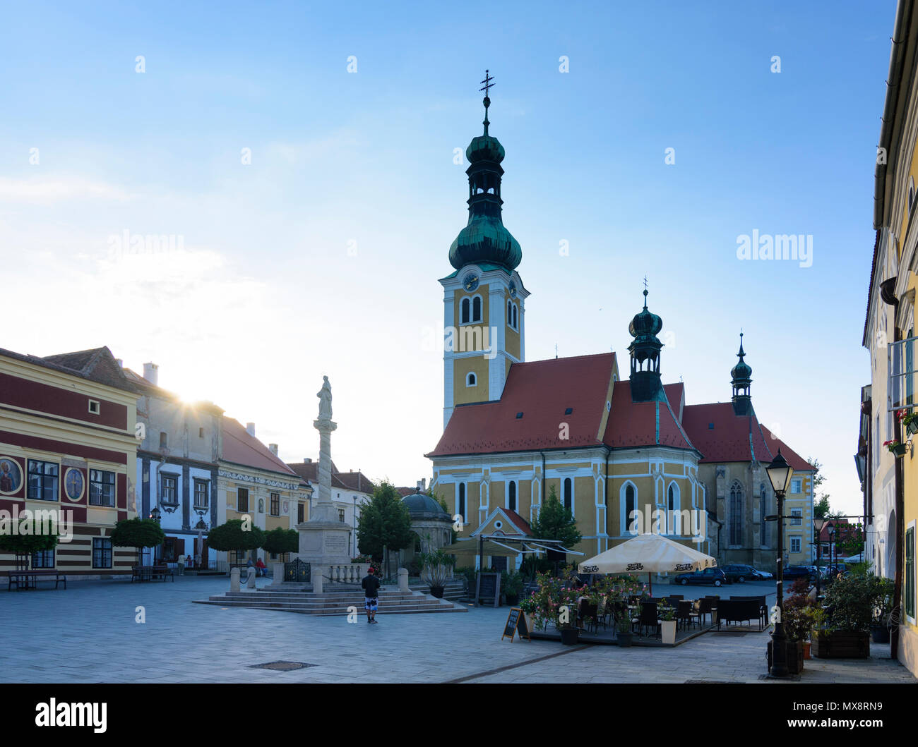 Köszeg (Güns): Municipio e St. Emmerich chiesa in piazza Jurisics ter, ristorante in Ungheria, Vas, Foto Stock