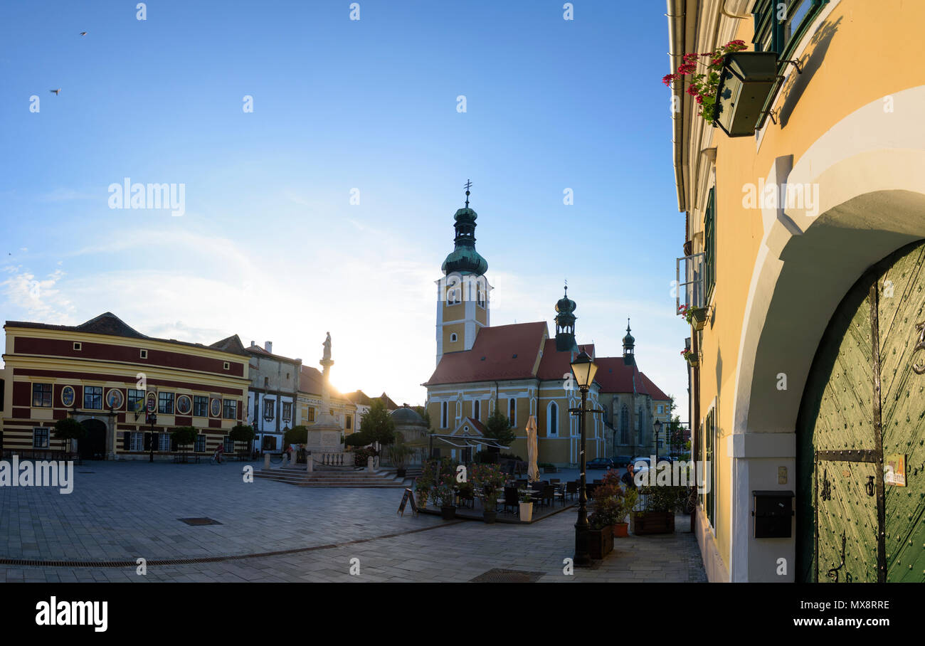 Köszeg (Güns): Municipio e St. Emmerich chiesa in piazza Jurisics ter, ristorante in Ungheria, Vas, Foto Stock