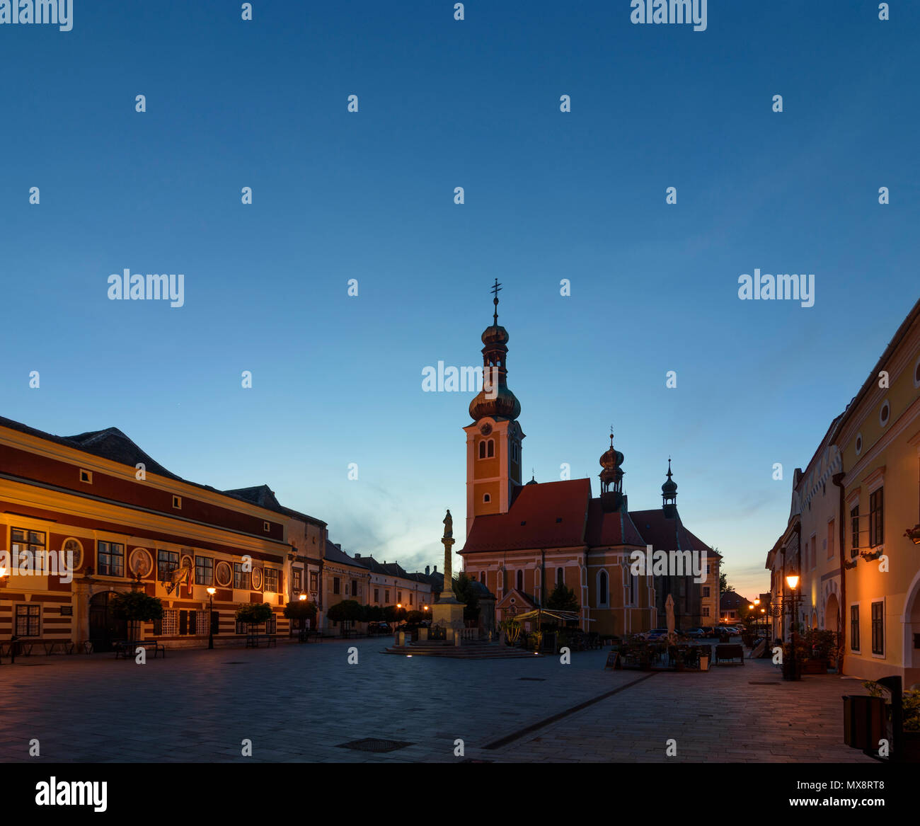 Köszeg (Güns): Municipio e St. Emmerich chiesa in piazza Jurisics ter, ristorante in Ungheria, Vas, Foto Stock