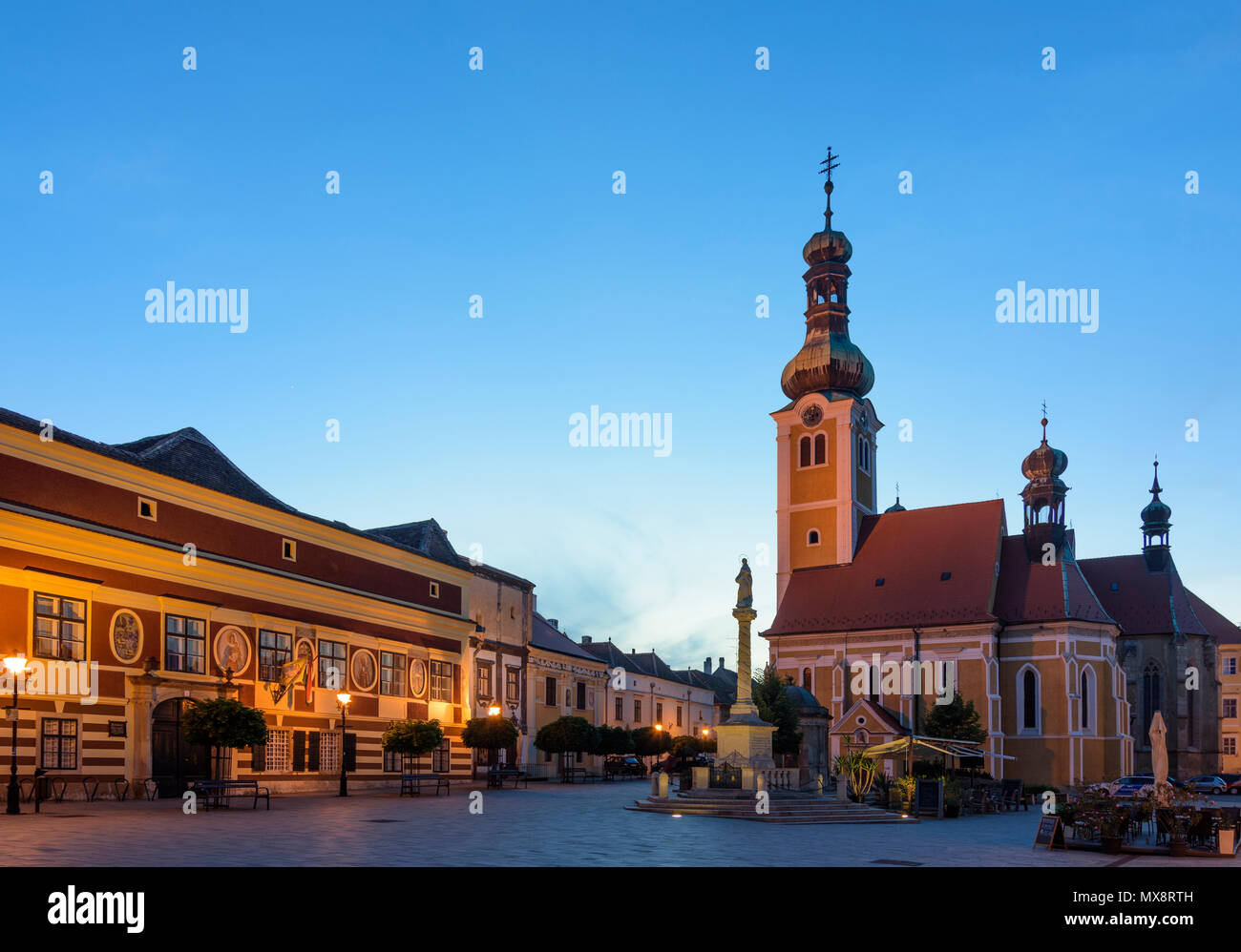 Köszeg (Güns): Municipio e St. Emmerich chiesa in piazza Jurisics ter, ristorante in Ungheria, Vas, Foto Stock