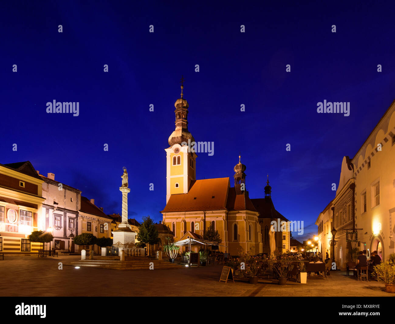 Köszeg (Güns): Municipio e St. Emmerich chiesa in piazza Jurisics ter, ristorante in Ungheria, Vas, Foto Stock