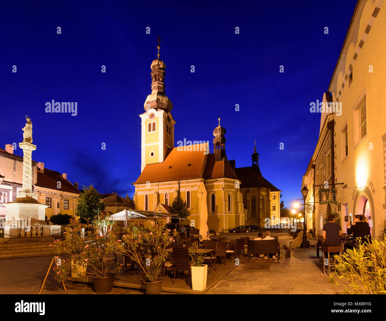 Köszeg (Güns): Municipio e St. Emmerich chiesa in piazza Jurisics ter, ristorante in Ungheria, Vas, Foto Stock