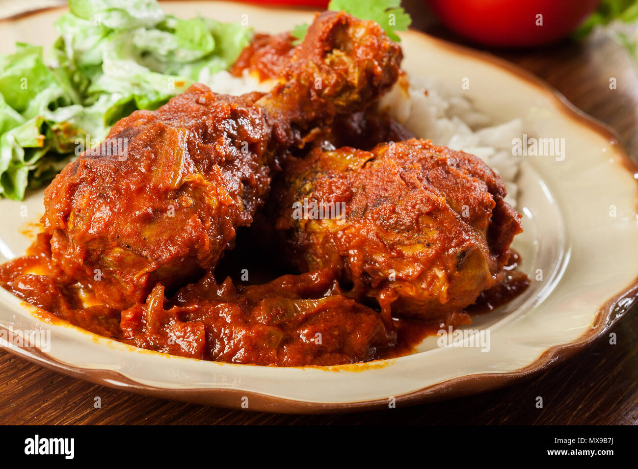 Coscia Di Pollo Al Curry Con Riso Servito Su Una Piastra Foto Stock Alamy