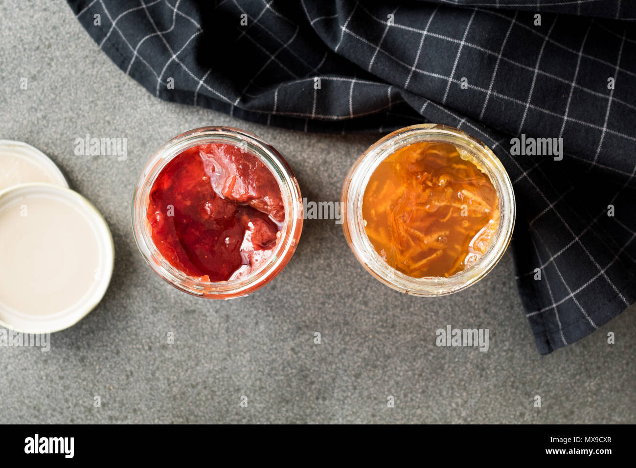 Arancione organico lâ Elderflower e marmellata di fragole in vaso / marmellate varie. Il cibo della colazione Foto Stock