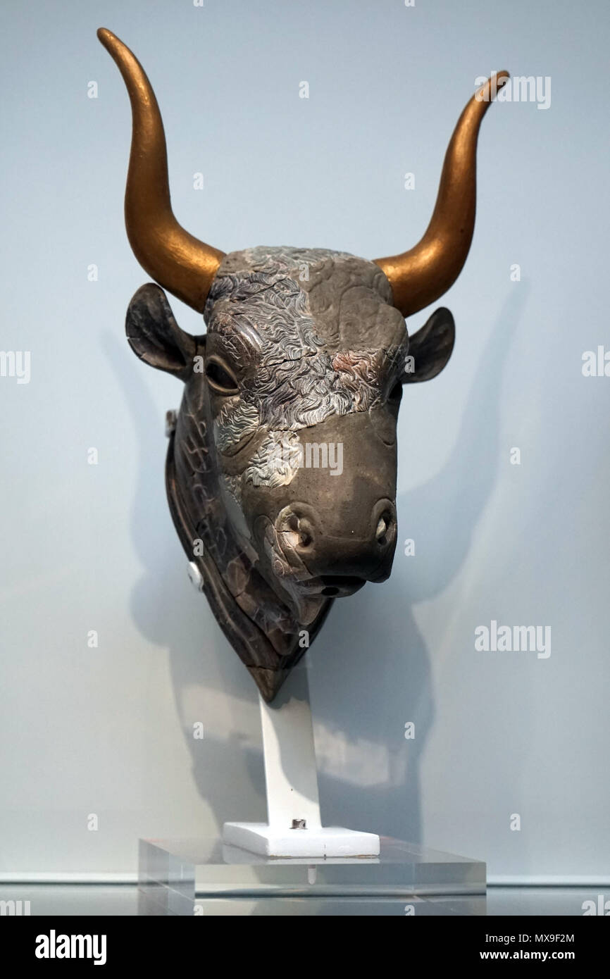 HERAKLION, Grecia - circa nel maggio 2018 Minoan bull scultura in Acrhaeological museum Foto Stock