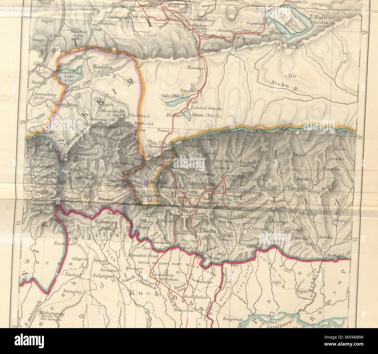 . Inglese: mappa storica del Sikkim in India nordorientale estratto dalla mappa preparata da Trelawney Saunders, 1876, intitolato "Le rotte di Bogle, Turner e Manning tra Bengala e Tibet' e pubblicato nel libro le narrazioni della missione di George Bogle al Tibet e del cammino di Thomas Manning a Lhasa, da R. Clements Markham, C.B., F.R.S. Dipartimento geografica, India Office. Pubblicato da Londra: Trübner e Co., Ludgate Hill. 1876. 1876. Trelawney Saunders 281 mappa storica del Sikkim in India nordorientale Foto Stock