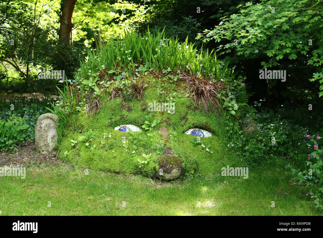 La scultura di un gnome nel giardino perduto di Heligan in Cornwall, Regno Unito Foto Stock