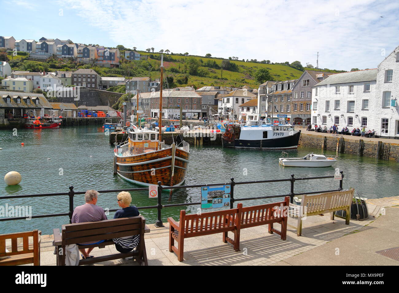 La vista del porto presso il Cornish città di Mevagissey, Cornwall, Regno Unito Foto Stock
