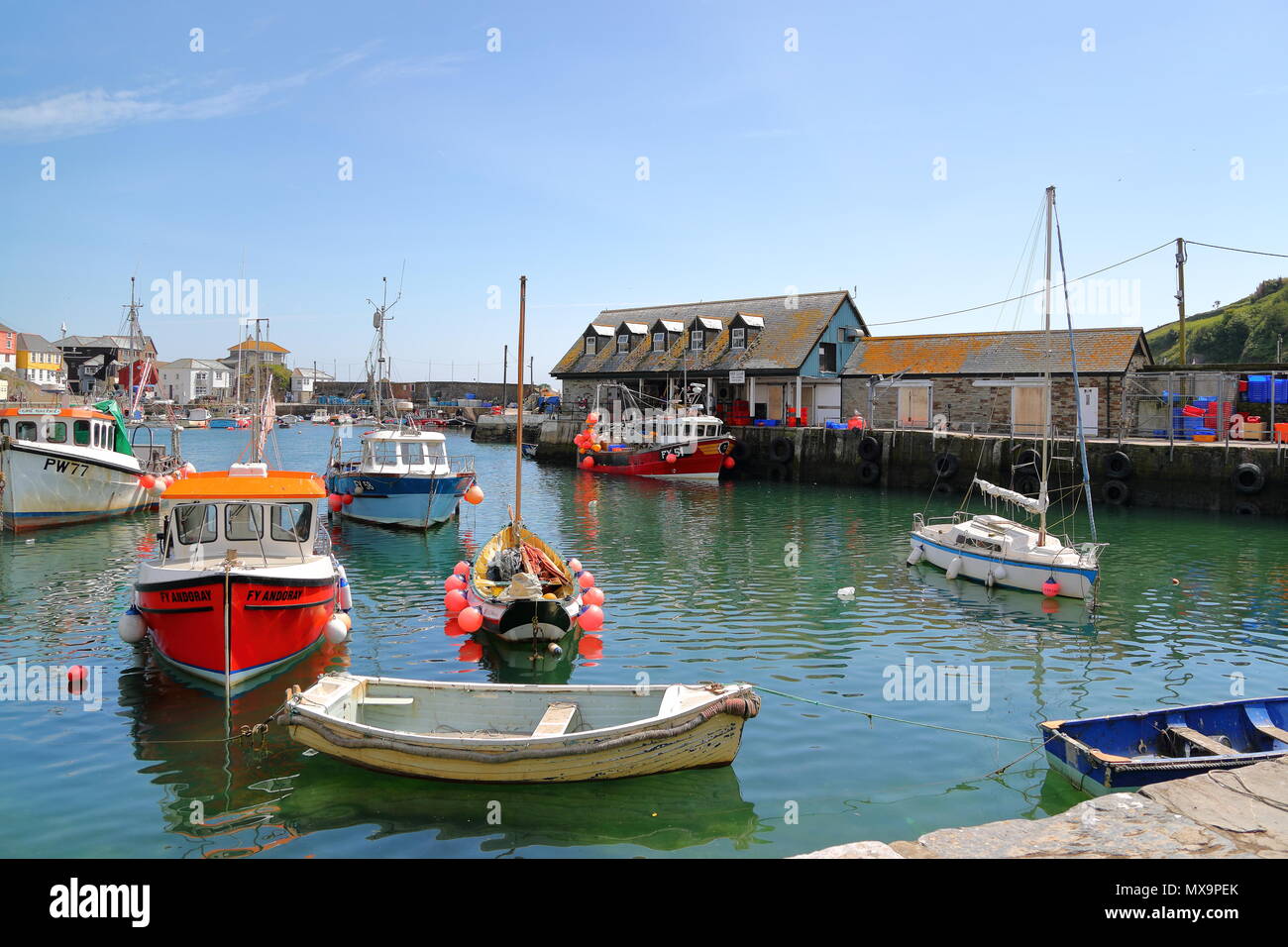La vista del porto presso il Cornish città di Mevagissey, Cornwall, Regno Unito Foto Stock