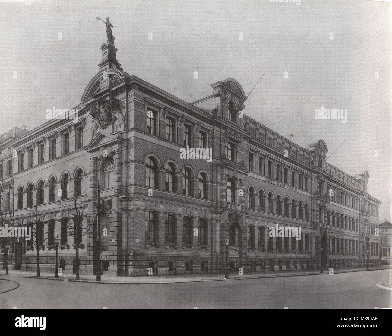 . Deutsch: Städtische Gewerbeschule zu Leipzig um 1920 (Wächterstraße 13), erbaut von Hugo Licht. Seit 1992 Teil der Hochschule für Technik, Wirtschaft und Kultur Leipzig - Fachbereich Elektrotechnik. circa 1920. Atelier Hermann Walter Bernhard Müller († 1930) Karl Walter (* 7. Dezember 1874; † 11. Ottobre 1940) 243 Gewerbeschule Leipzig um 1920 Foto Stock