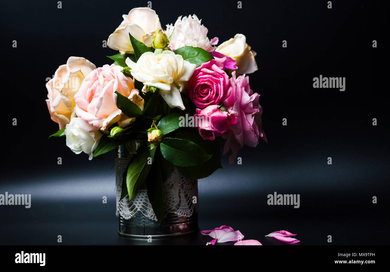 Homegrown rose fiori in fiore in un vaso Foto Stock