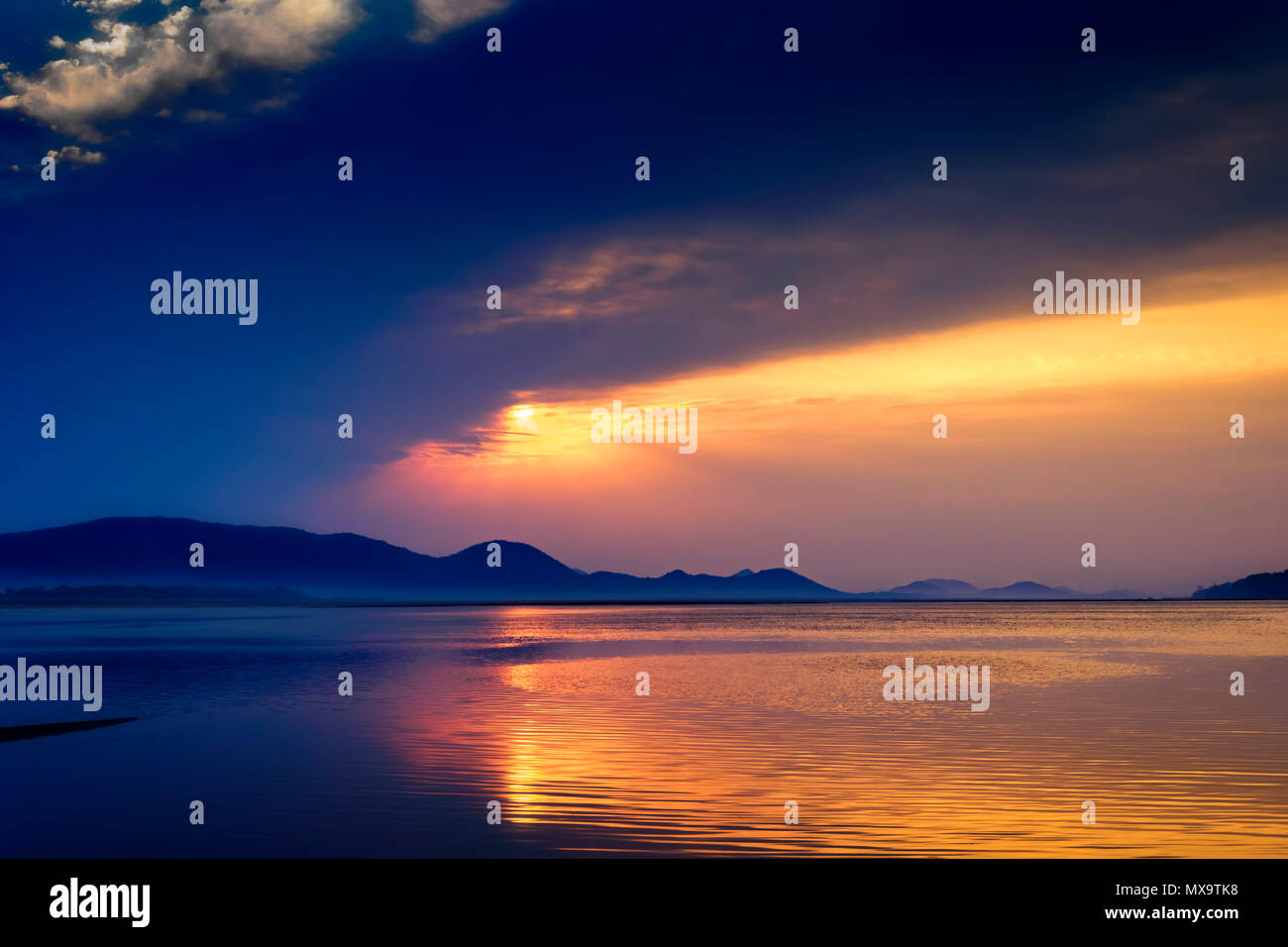 Alba sul fiume Mahanadi, Odisha, Orientale Ghat mountain range, spazio di copia Foto Stock