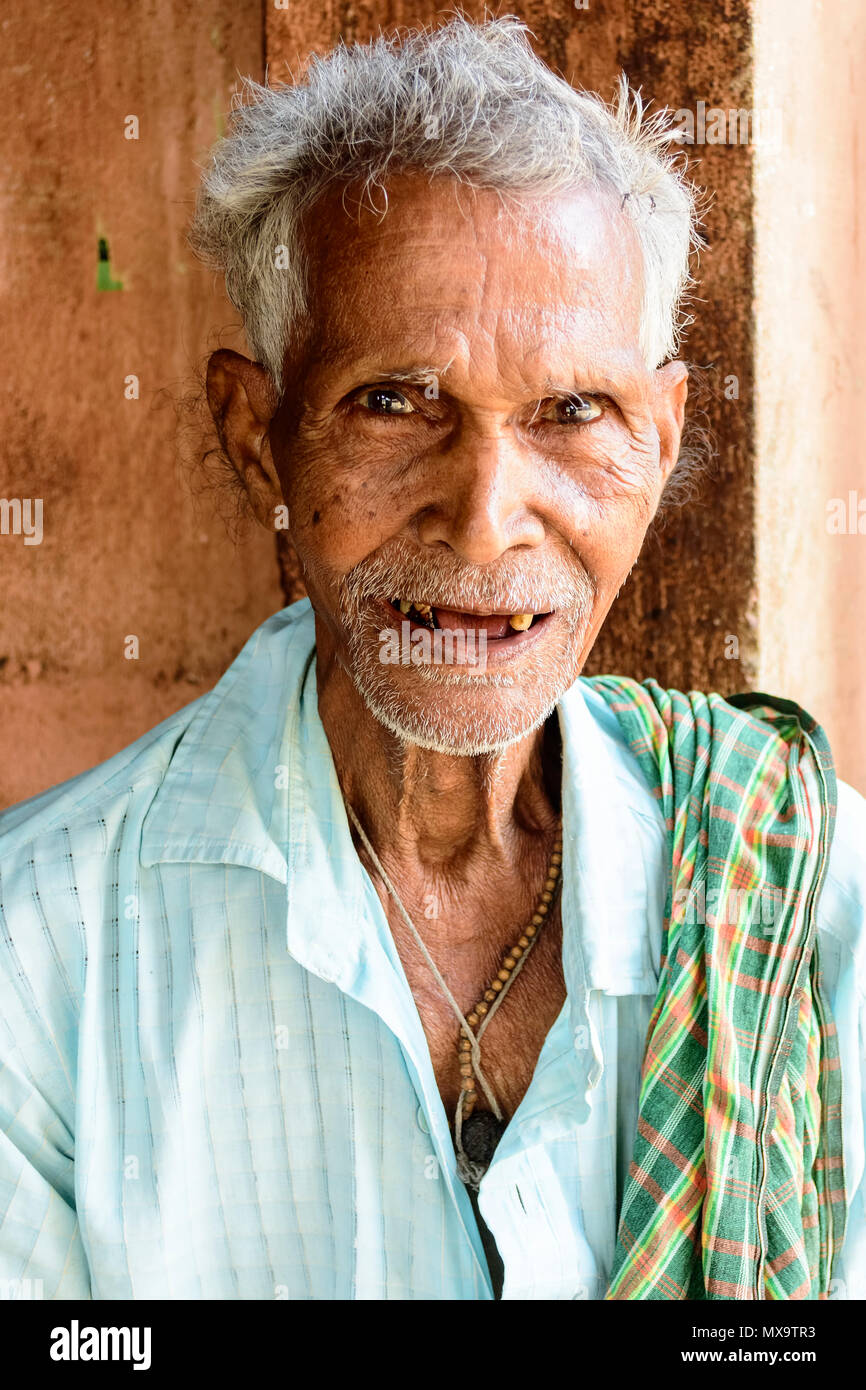 Ritratto di un vecchio tribale l uomo dal villaggio di Odisha, India Foto Stock