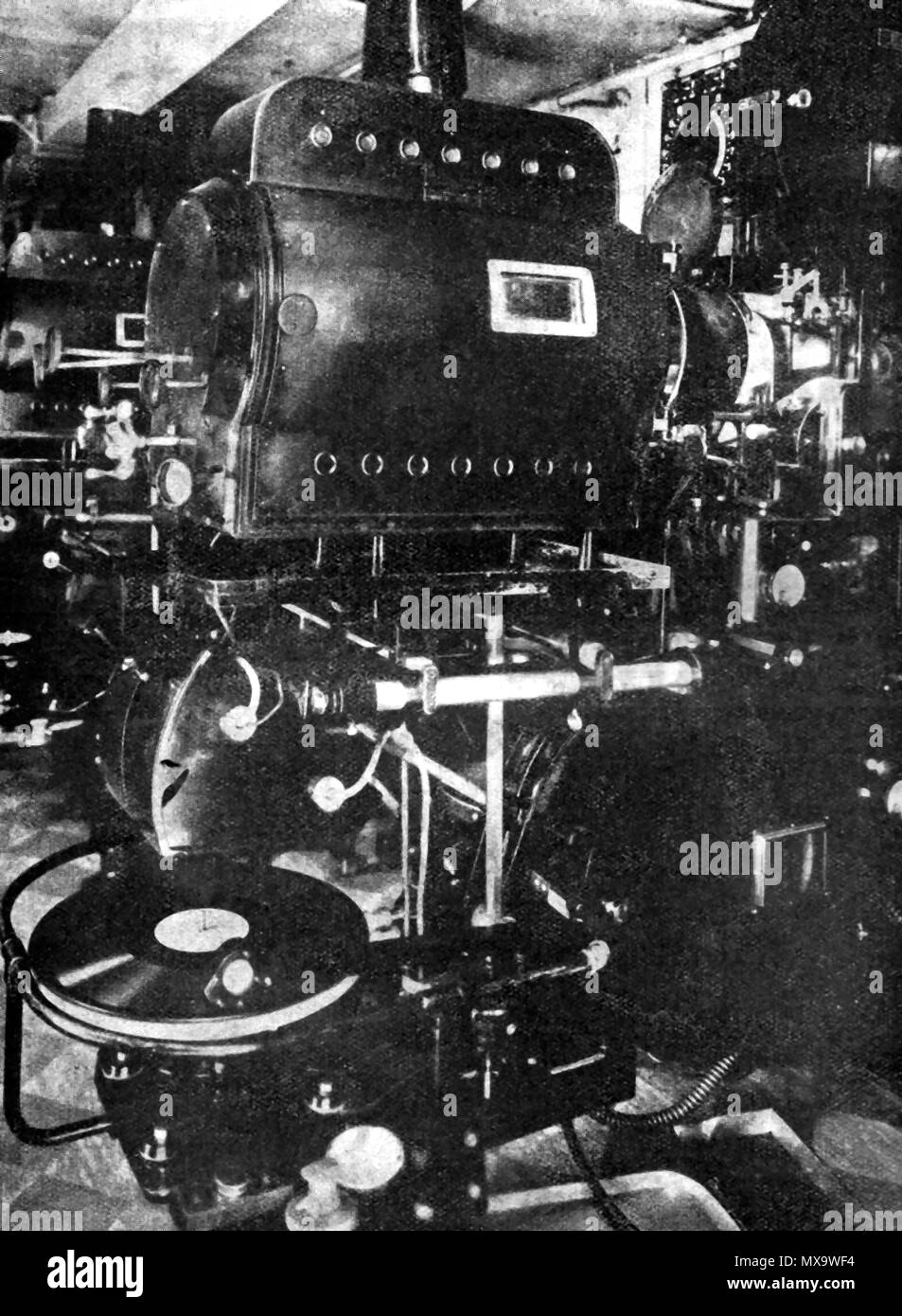 Un 1931 stile Vitaphone parlando proiettore film con attaccato il disco audio e relativa apparecchiatura Foto Stock