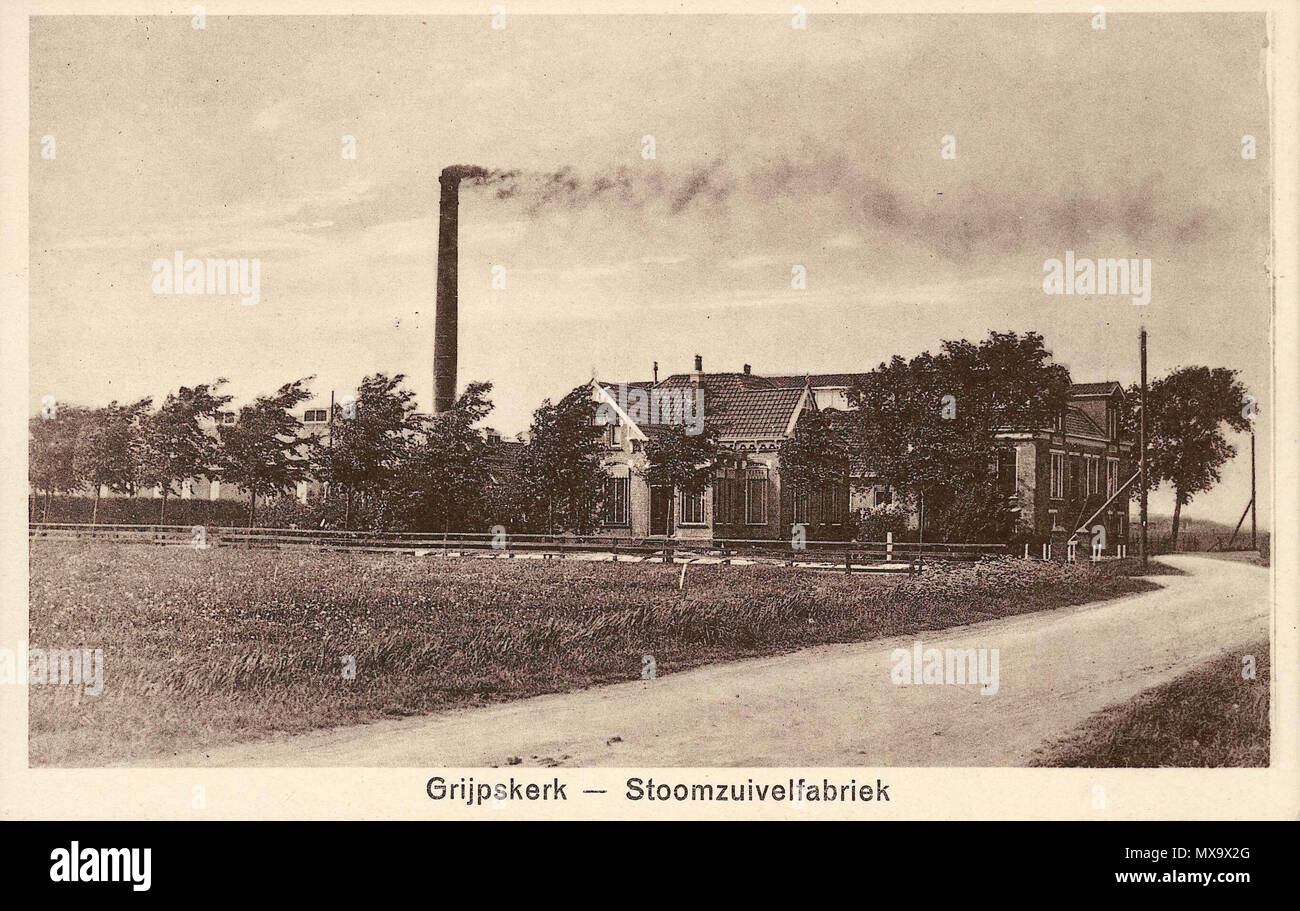 . Nederlands: Stoomzuivelfabriek De Kievit in Grijpskerk questa è un'immagine del numero rijksmonumentcomplex 516289 Questo è un'immagine del numero rijksmonument 516290 . circa 1930. uitgeverij Riemersma 255 Grijpskerk - stoomzuivelfabriek de Kievit Foto Stock