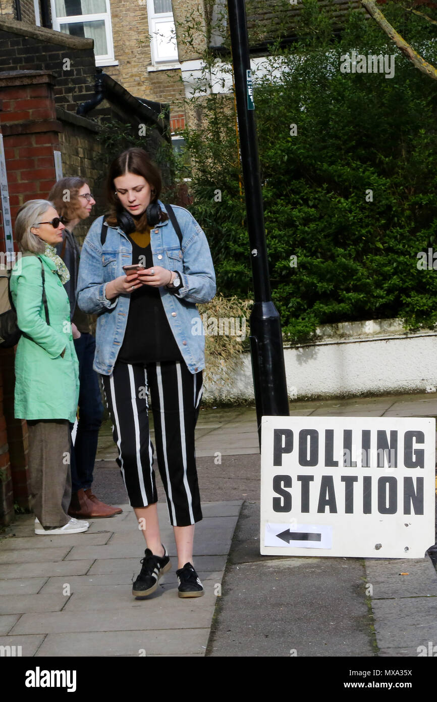 Gli elettori presso la stazione di polling nel nord di Londra il loro voto al governo locale elezioni 2018. Dotato di: atmosfera, vista in cui: Londra, Regno Unito quando: 03 maggio 2018 Credit: Dinendra Haria/WENN Foto Stock