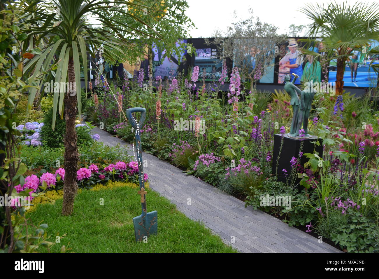 Fiore in fiore parco e giardino mostra, Dublino, Irlanda 2018 statuette mobili al matrimonio di uguaglianza giardino da Brian Burke con una storia fotografica. Foto Stock