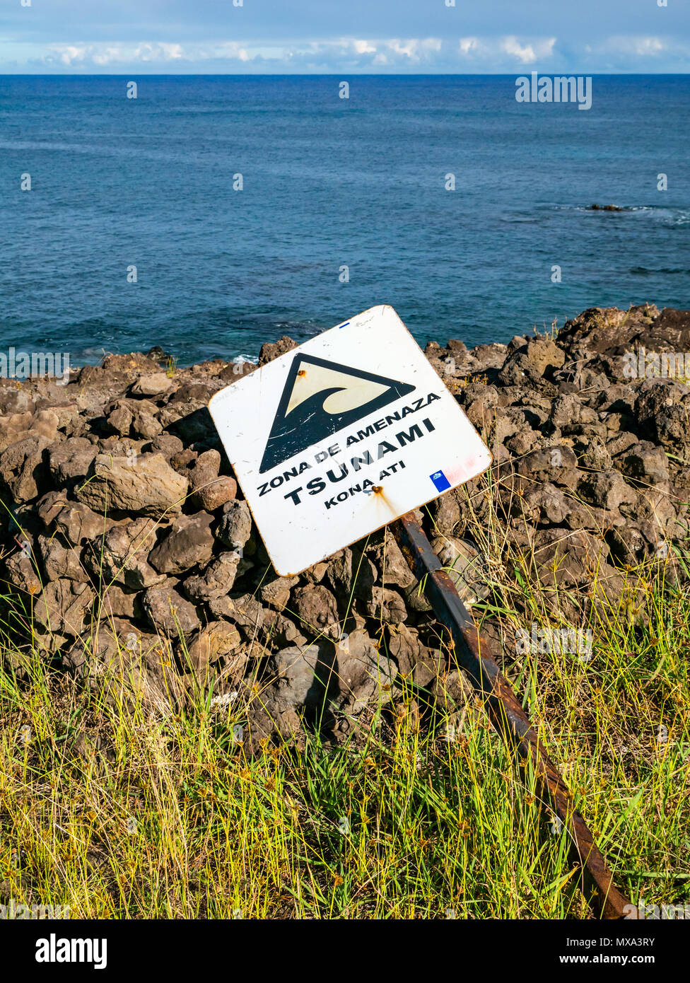 Caduto rusty segno di avvertimento del maremoto, zona costiera, l'isola di pasqua, Rapa Nui, Cile Foto Stock