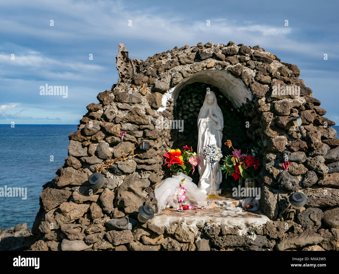 Vergine cattolica santuario di Maria con le luci solari, fascia costiera sull'Oceano Pacifico, l'isola di pasqua, Rapa Nui, Cile Foto Stock