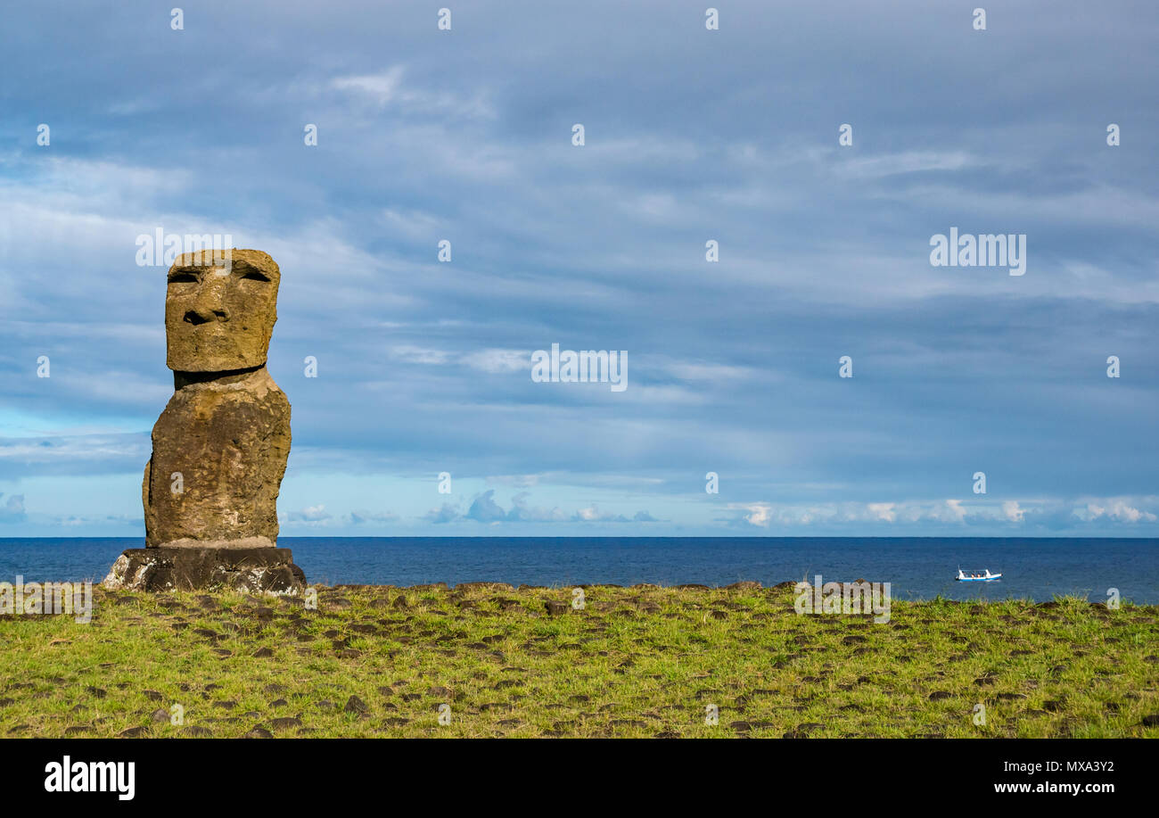 Tahai Ahu Moai, Hanga Roa, Isola di Pasqua, Rapa Nui, Cile, con la barca in Oceano Pacifico Foto Stock