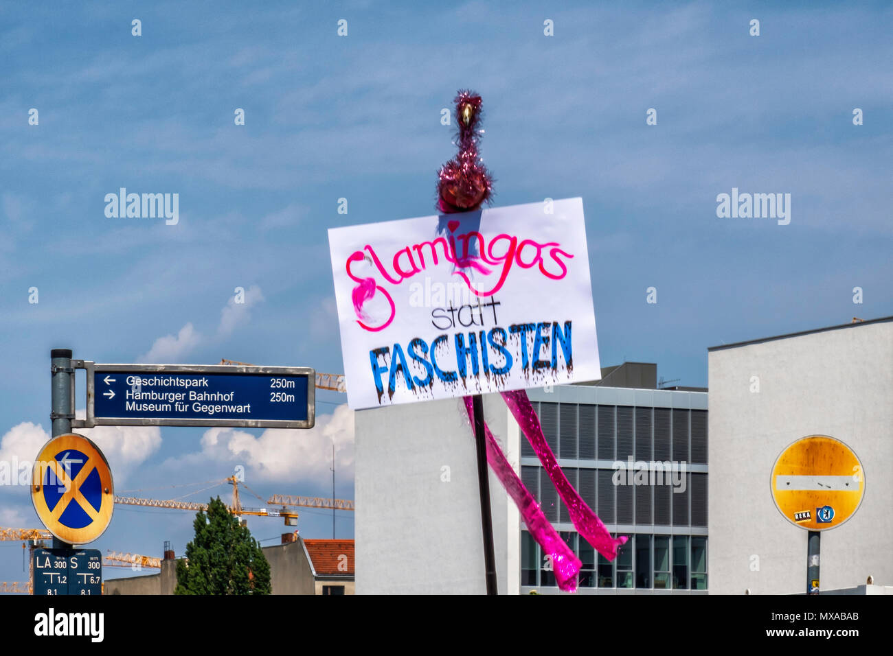 La germania,Berlin-Mitte, 27 maggio 2017. Fenicotteri intead di fascisti. Anti ala destra poster a Berlino anti Afd rally & Arrestare l odio dimostrazione. Foto Stock
