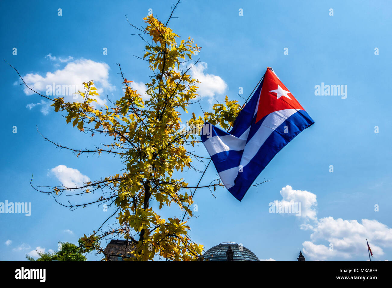 Berlin Mitte. Bandiera di Cuba nella struttura ad albero al di fuori del governo del Reichstag Building. Bandiera di Cuba, 5 blu e bianco strisce orizzontali e una stella bianca in rosso tria Foto Stock