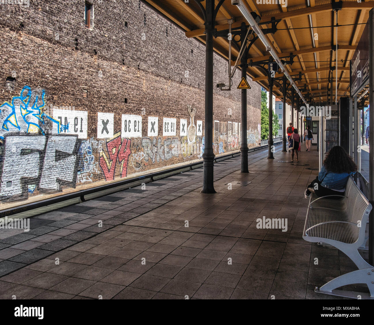 Berlin Charlottenburg - Wilmersdorf. Savigny Platz stazione S-Bahn di parete con 'Weltbaum 2', 'Albero del Mondo 2' arte pubblica da Ben Wargin (aka Wagin) Foto Stock