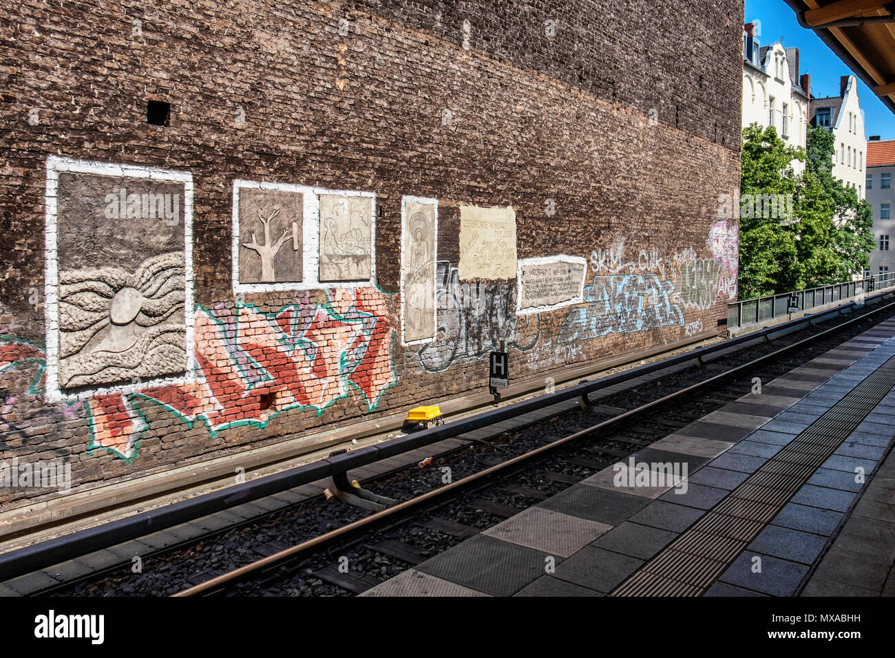 Berlin Charlottenburg - Wilmersdorf. Savigny Platz stazione S-Bahn di parete con 'Weltbaum 2', 'Albero del Mondo 2' arte pubblica da Ben Wargin (aka Wagin) Foto Stock